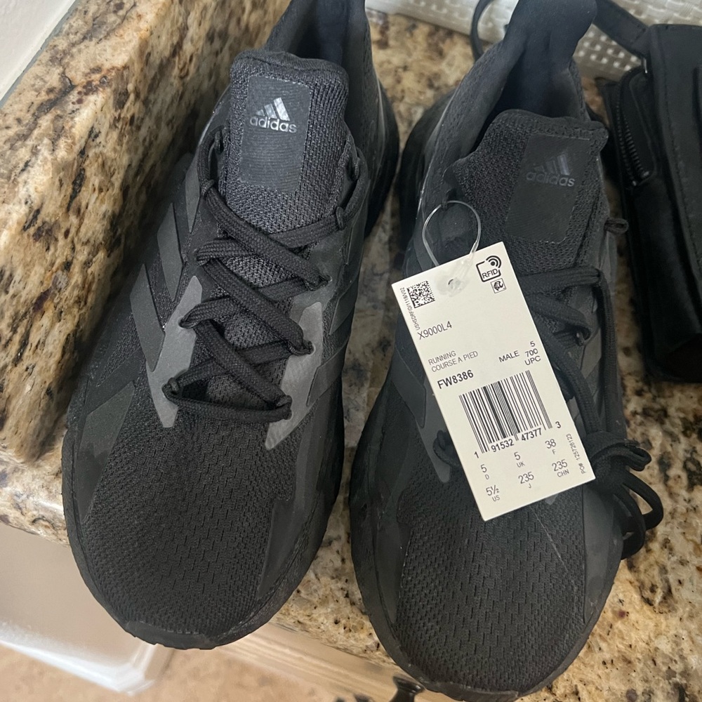 Men’s/women’s brand new sneakers